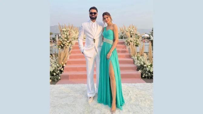 💖 कृति सेनन के रूमर्ड बॉयफ्रेंड ने दी हिंट? नुपुर सेनन की शादी में शेयर की तस्वीरें और मचा सोशल मीडिया पर हंगामा